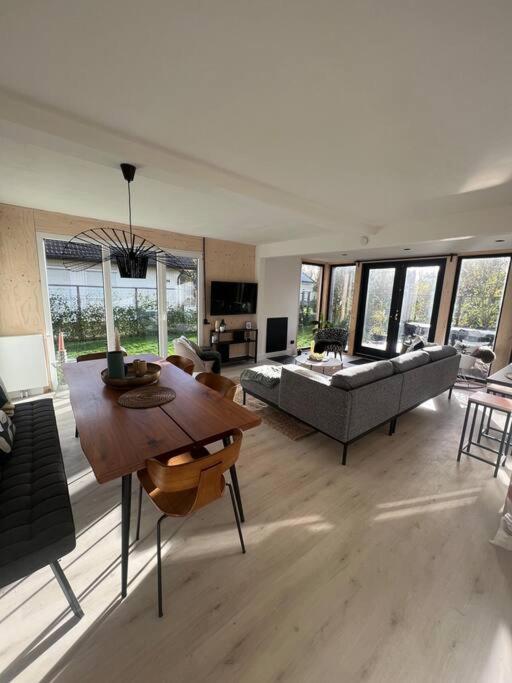 Moderne Bungalow Voor 6 Personen Джулианадорп Екстериор снимка